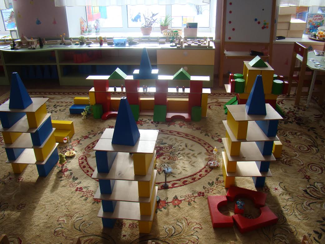 Строительные игры цель средняя группа. Конструирование в детском саду. Конструирование в ДОУ. Конструирование в подготовительной группе. Конструируем в детском саду.
