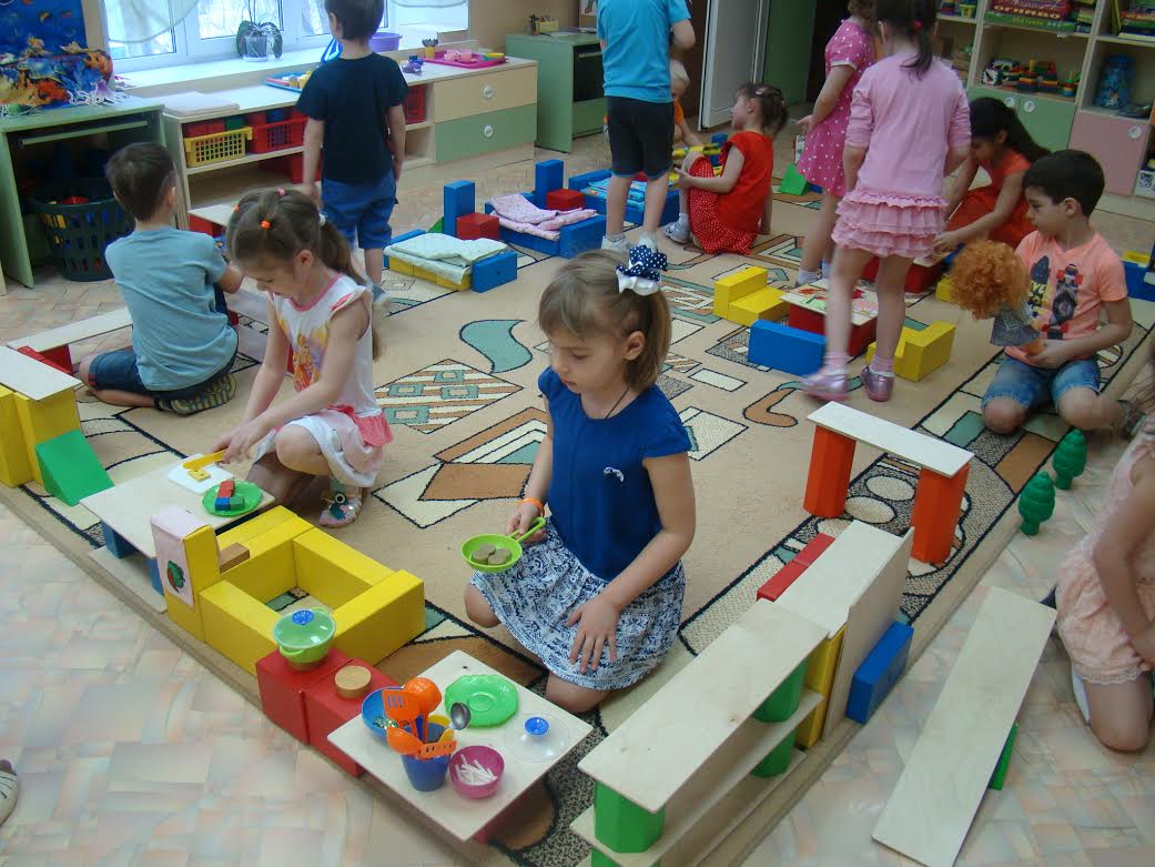Строительная игра младшая группа цель. Строительный материал в детском саду. Конструирование в детском саду. Конструирование для дошкольников. Центр строительных игр в детском саду.