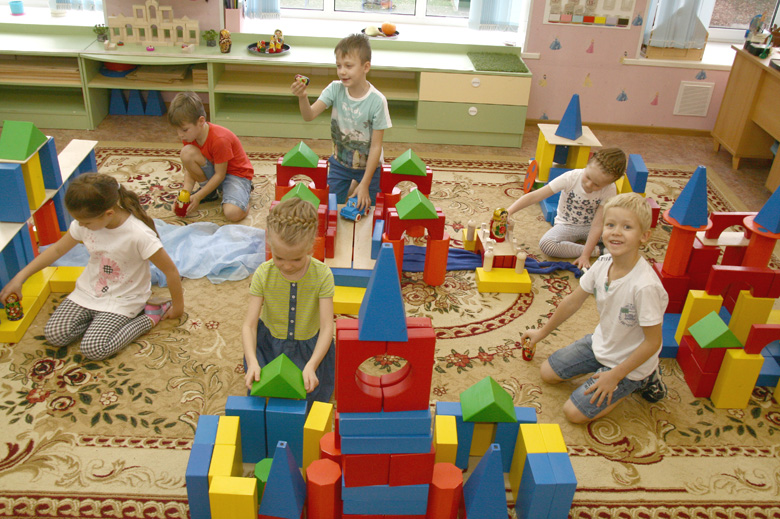 Строительная игра младшая группа цель. Крылова дом радости. Строительные игры в детском саду. Детский сад дом радости. Игровая деятельность в детском саду.